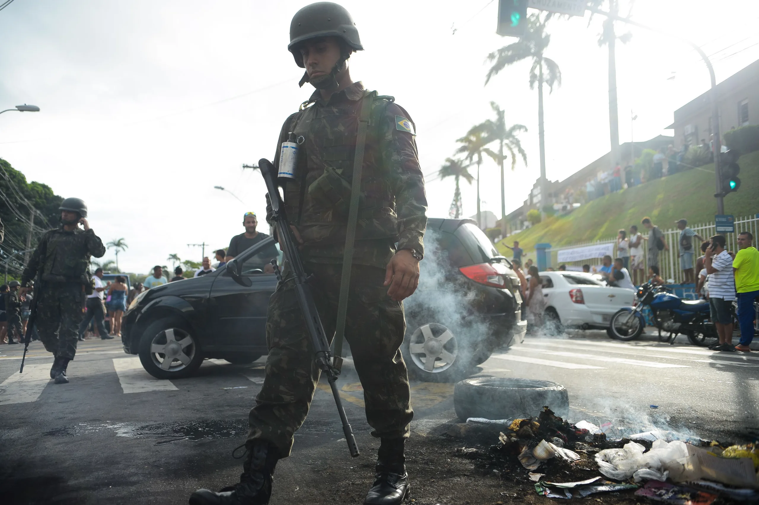 Vitória (ES) – Clima de tensão durante protesto de moradores em frente ao Comando Geral da Polícia Militar do Espírito Santo em Maruípe. Militares do Exército fazem a segurança da região (Tânia Rêgo/Agência Brasil)