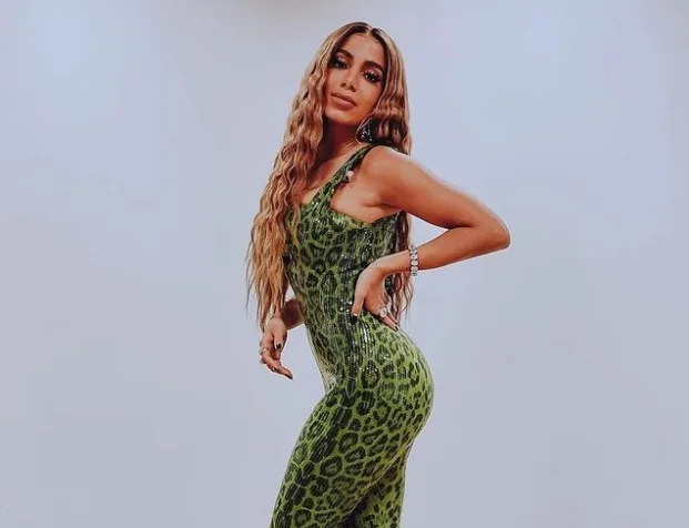 Anitta aparece careca e cheia de tatuagens em bastidores de novo projeto