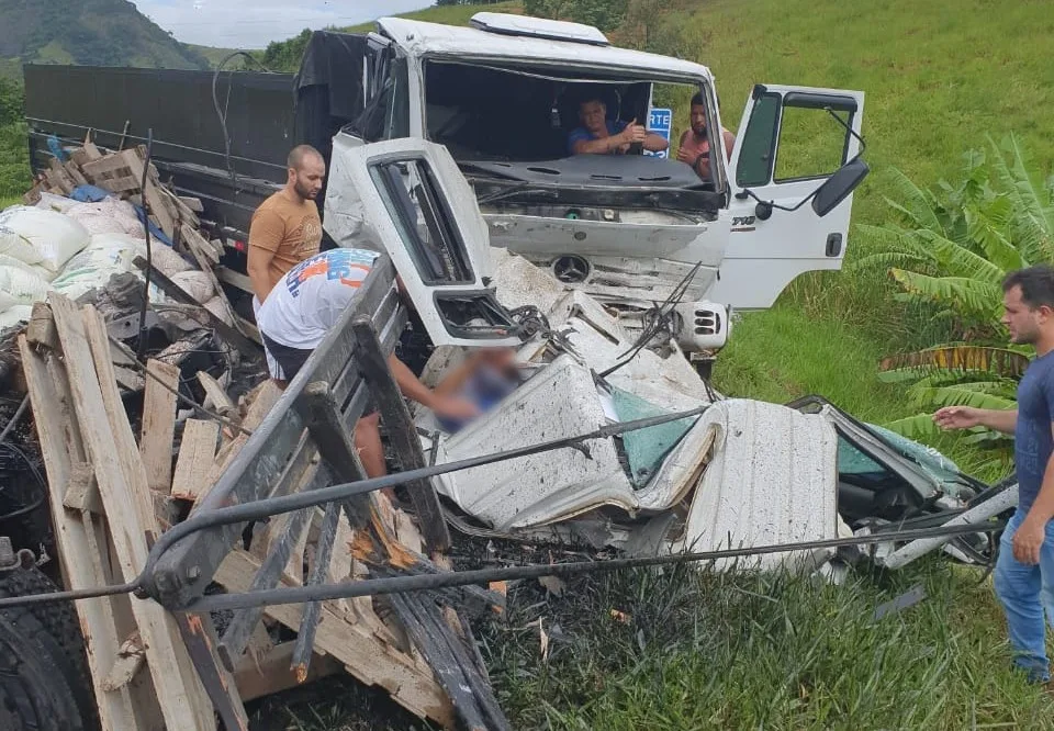 Acidente entre caminhões deixa dois feridos na BR 101 em Ibiraçu