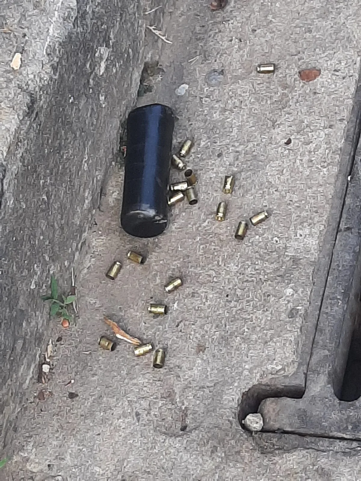 VÍDEO | Esquadrão antibombas detona explosivo encontrado em bairro de Vitória