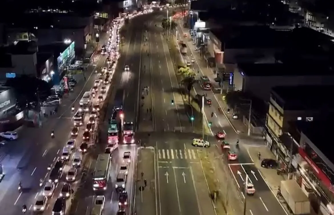 Obras do viaduto de Cariacica: vídeo mostra trânsito quilométrico no 1º dia de interdição