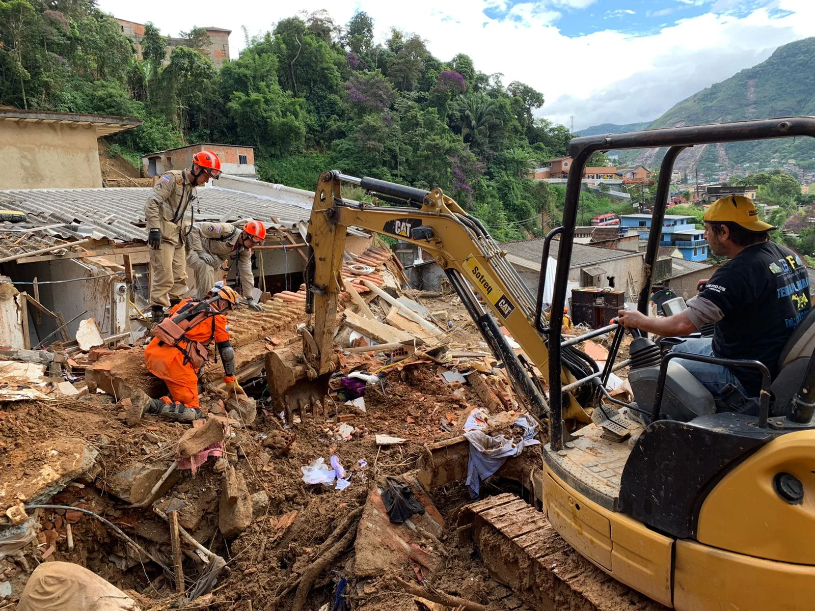 Casa interditada em chuva anterior desaba e mata três pessoas em Petrópolis