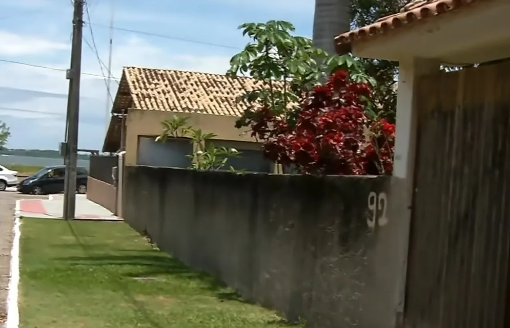 Suspeito invade casa na hora da ceia de Natal na Serra; família ficou uma hora refém