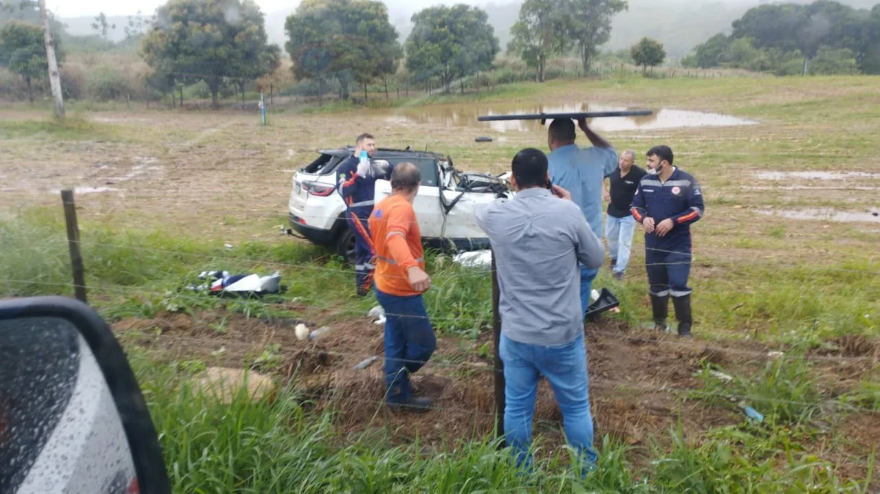 Carro capota e médica morre em grave acidente na BR-259, em Colatina