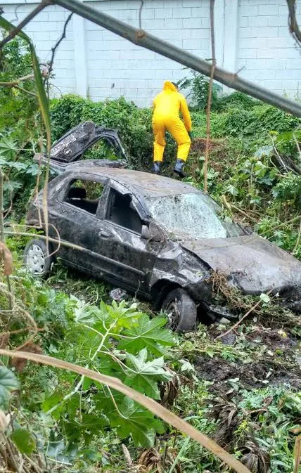 Motorista perde o controle da direção e carro cai em valão na Reta do Aeroporto, em Vitória