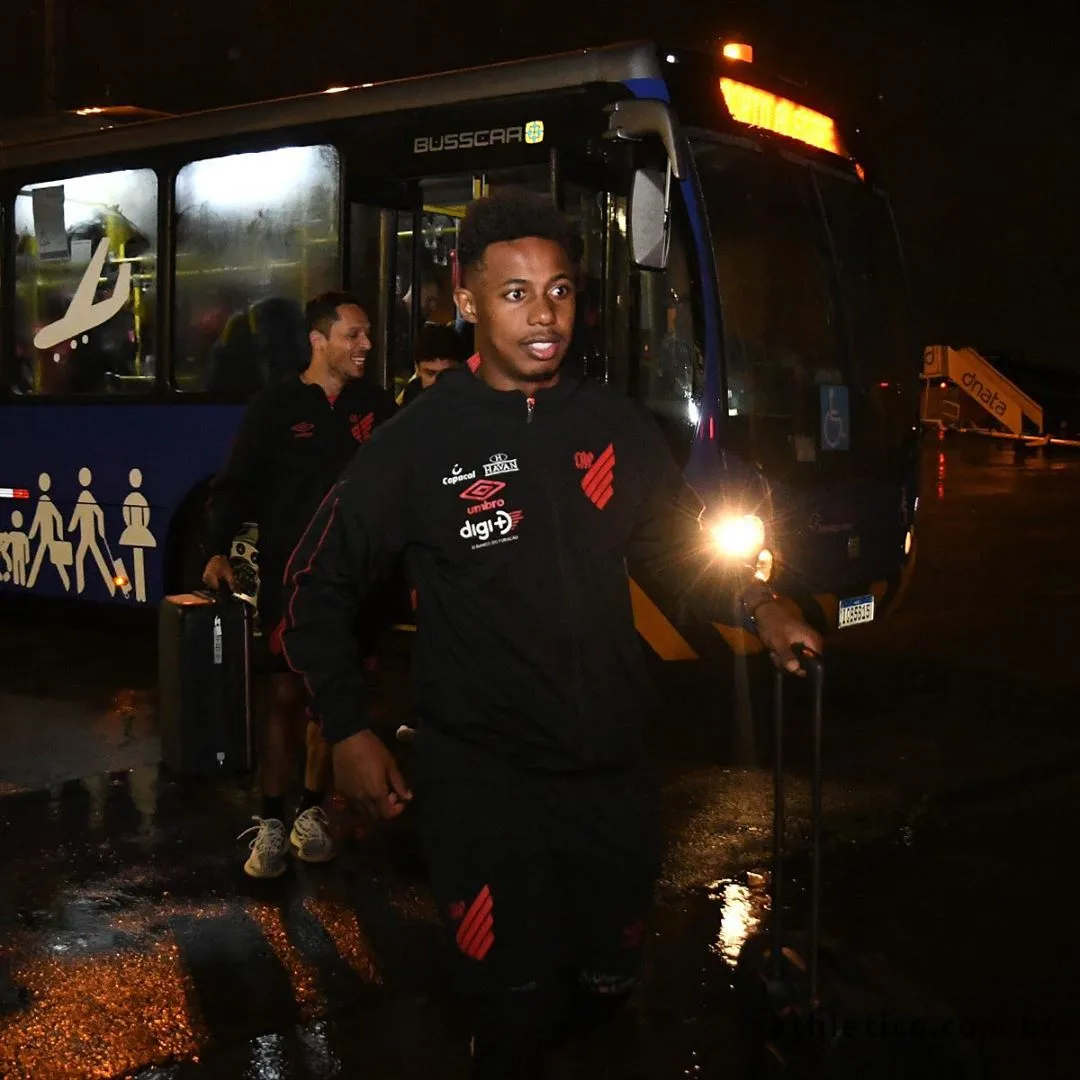 Após treino em Curitiba e atraso em aeroporto, Athletico-PR cancela ida ao Beira-Rio