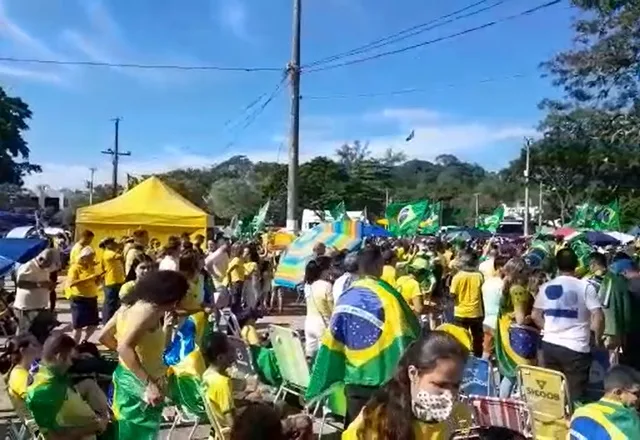 Manifestantes em frente a quartéis trocam intervenção por 'resistência civil'