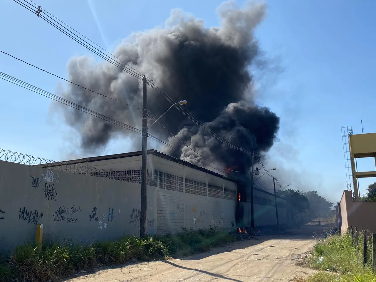 VÍDEO| Incêndio em galpão da Cesan na Serra é controlado