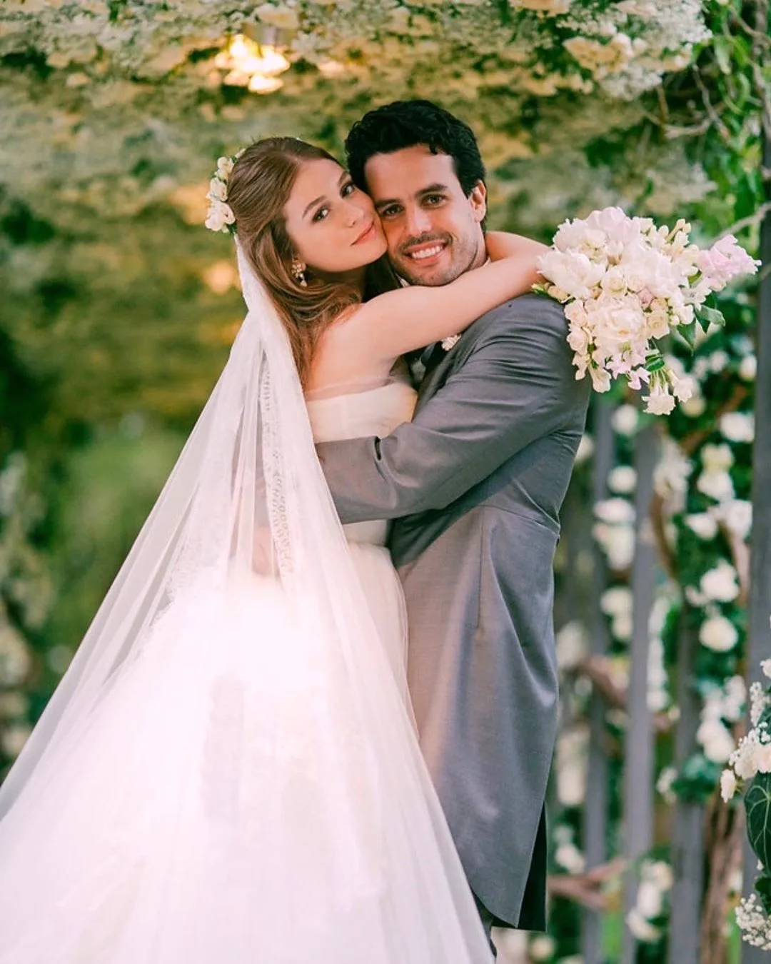 Marina Ruy Barbosa comemora dois anos de casamento com post romântico