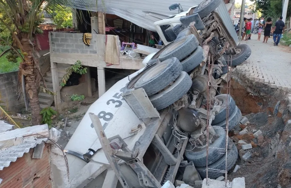 Caminhão carregado com concreto cai em quintal e casas são interditadas em Cariacica