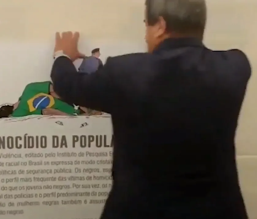 'Não há arrependimento', diz deputado que arrancou cartaz sobre racismo