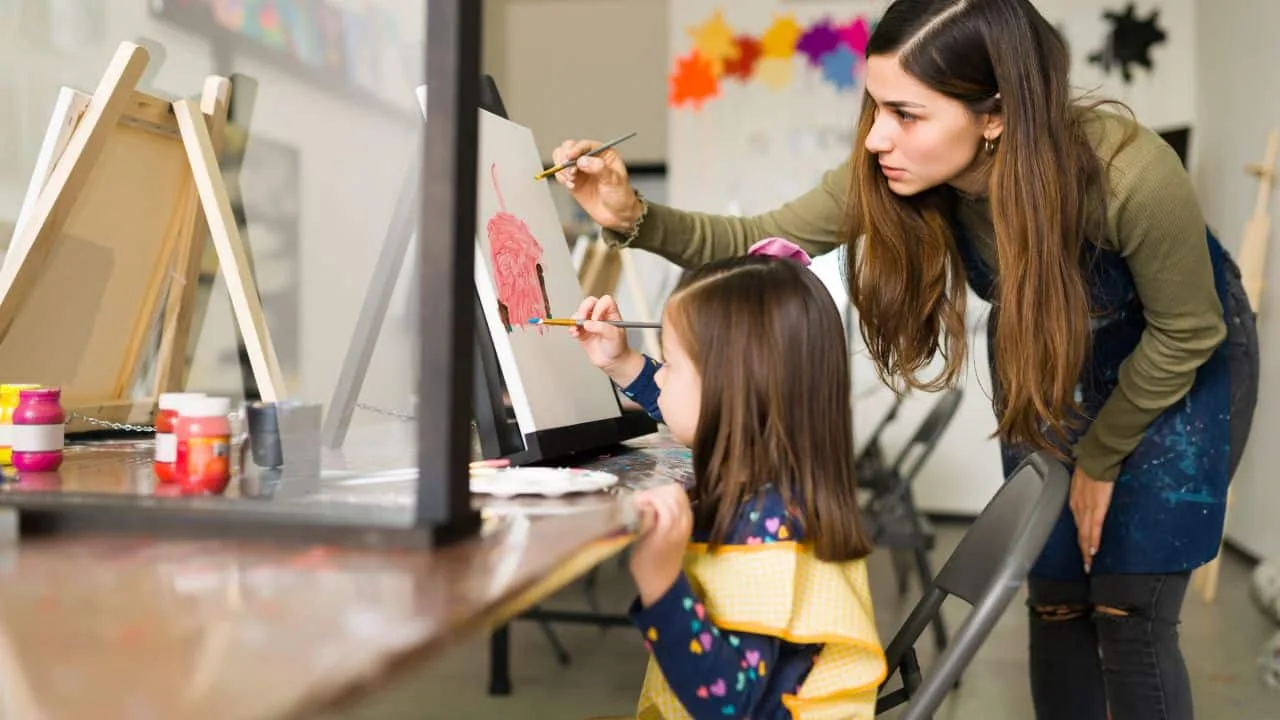 Aula de educação artística. Foto: Freepik