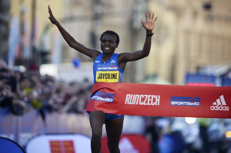 Queniana bate recorde mundial da meia maratona em Praga