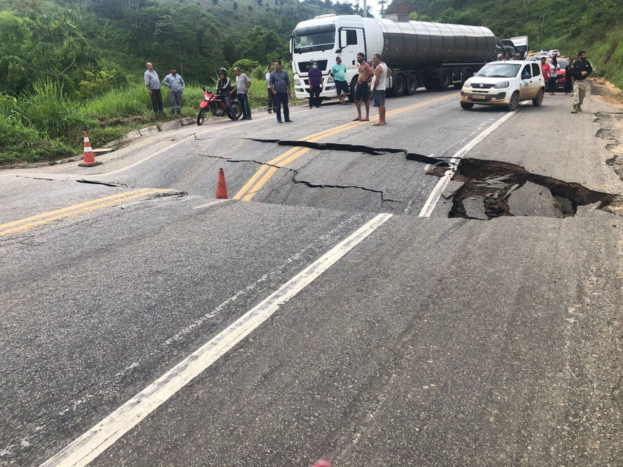 Pista cede por causa da chuva e trecho da BR-101 no sul da Bahia é totalmente interditado