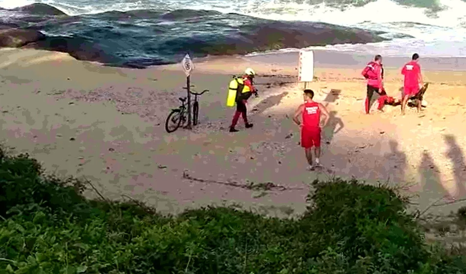 Homem desaparece após cair de pedra em praia de Guarapari