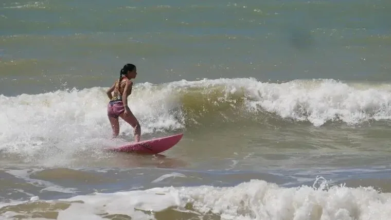 Surfista surda do ES rompe barreiras e vai competir no Mundial na Califórnia