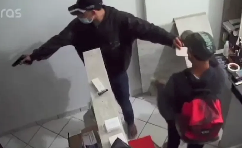 VÍDEO| Câmeras flagram ação de trio em assalto a loja de celulares em Vila Velha