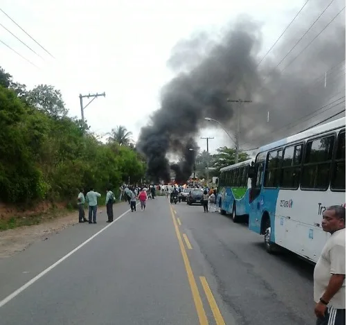 Moradores protestam e interditam a Rodovia ES 010, na Serra