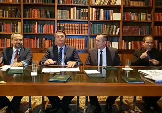 Demitido após polêmica, Alvim foi elogiado por Bolsonaro horas antes em transmissão ao vivo