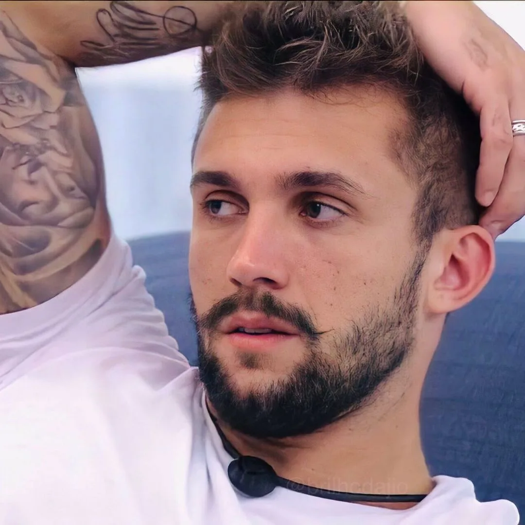 Após ser eliminado do BBB21, capixaba Arthur admite erros e diz que vai atrás de Carla Diaz