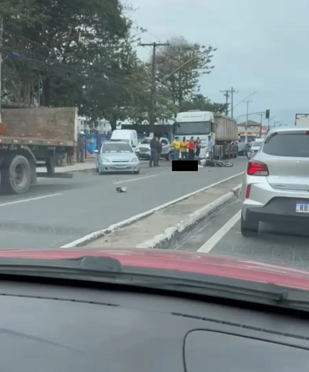 Motociclista morre após grave acidente com carreta na ES-010, na Serra