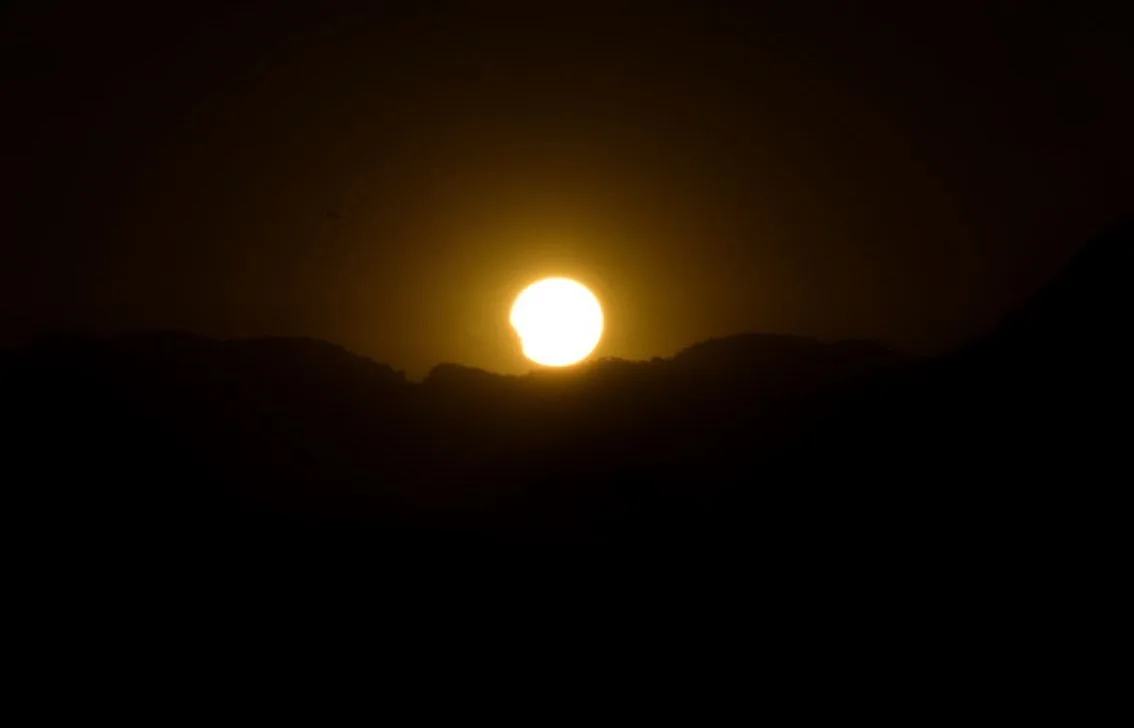 FOTOS | Veja imagens do eclipse solar no Espírito Santo