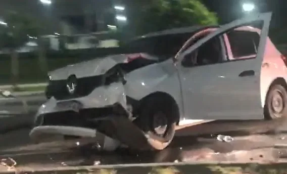 VÍDEO | Motorista perde controle e carro derruba poste em Vitória