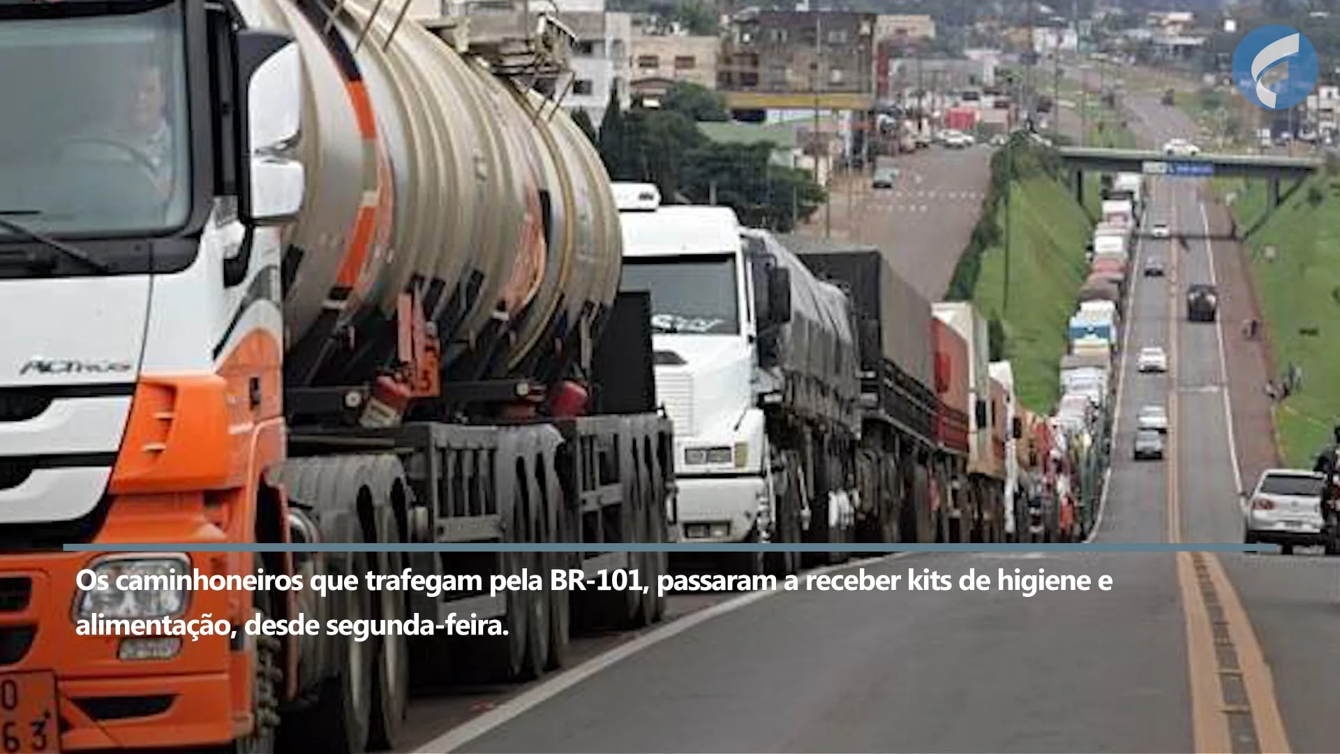 Caminhoneiros recebem kits de higiene e alimentação para apoio ao transporte de cargas