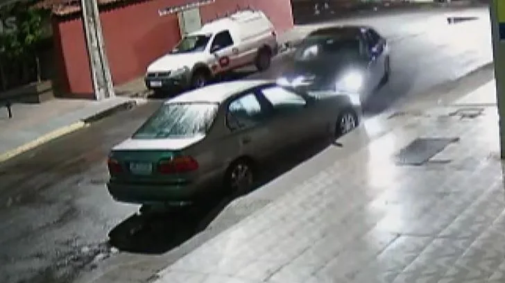 VÍDEO | Motorista bate em carro estacionado e foge em Guarapari