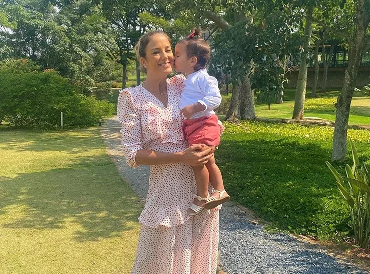 Ticiane Pinheiro ganha beijinho de Manuella e fãs comentam: 'Cresceu rápido'