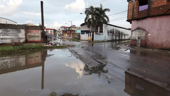 Objetos danificados pela chuva são recolhidos em Vila Velha