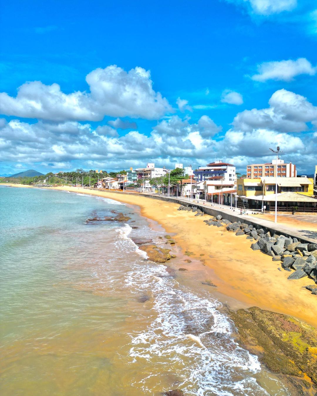 Imagem mostra costa da praia em Guarapari.