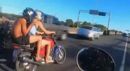 VÍDEO | Dupla empina moto em rodovia e acaba perseguida pela guarda municipal, em Vila Velha