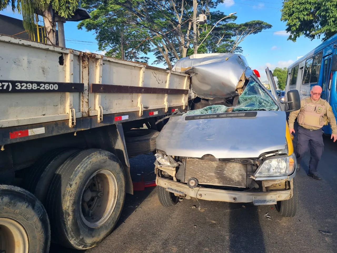 Van escolar fica destruída após acidente na Serra; jovem teve ferimentos graves