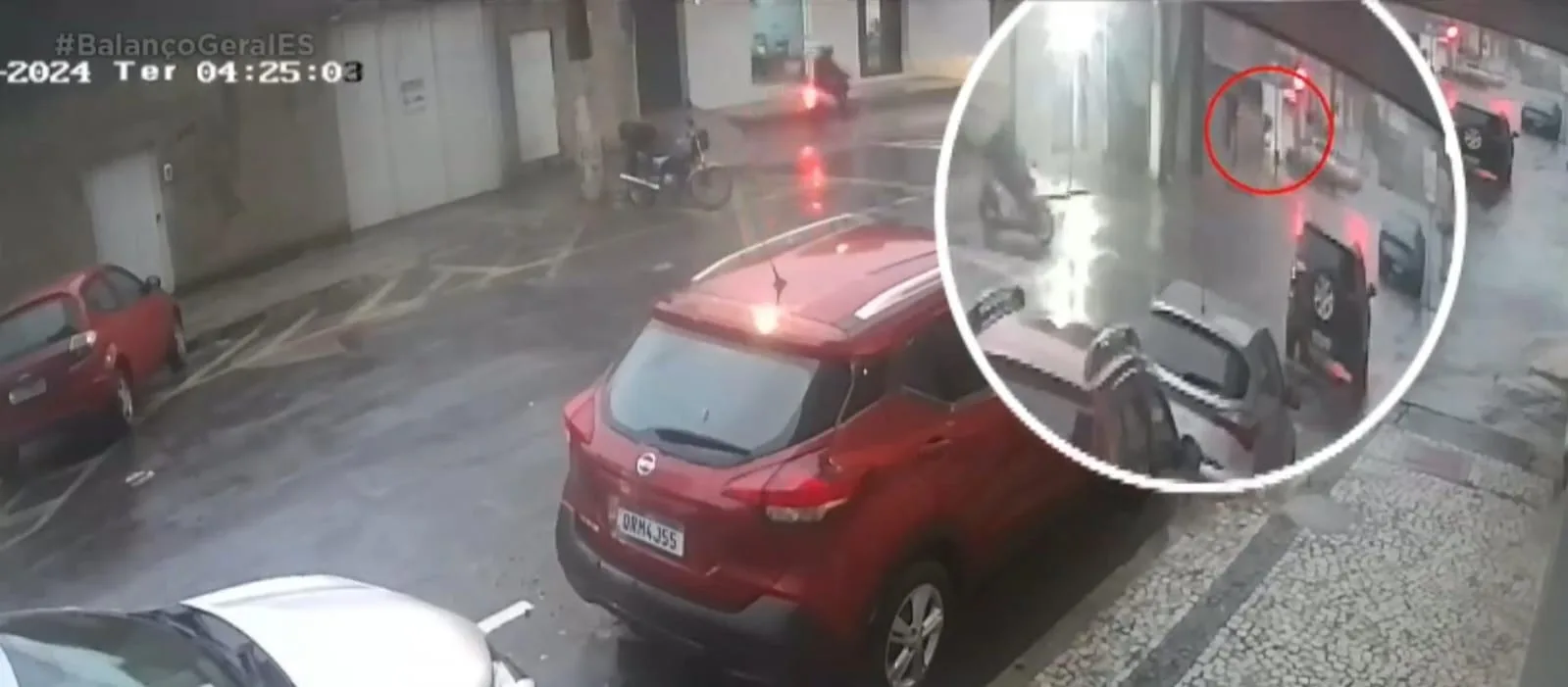 VÍDEO | Advogado e namorada são atropelados em faixa de pedestres e motorista foge