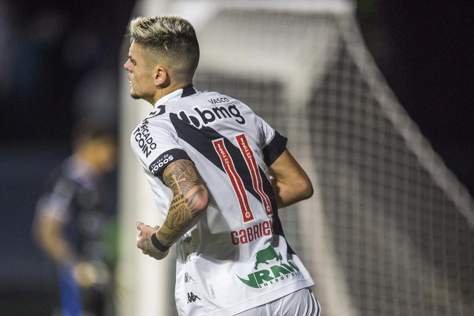 Pressionado pela torcida, Vasco vence CSA e continua invicto na Série B