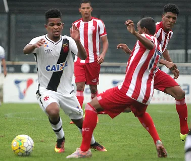 Em jogo paralisado pela chuva, Vasco vence Náutico e avança na Copinha