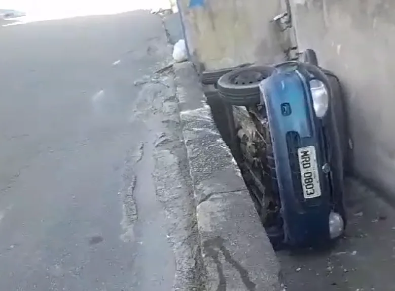 Carro cai de calçada e vai parar no quintal de casa na Serra; veja vídeo