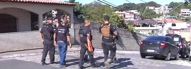 Policiais ocupam morro em busca de criminosos que aparecem ostentando armas em vídeo