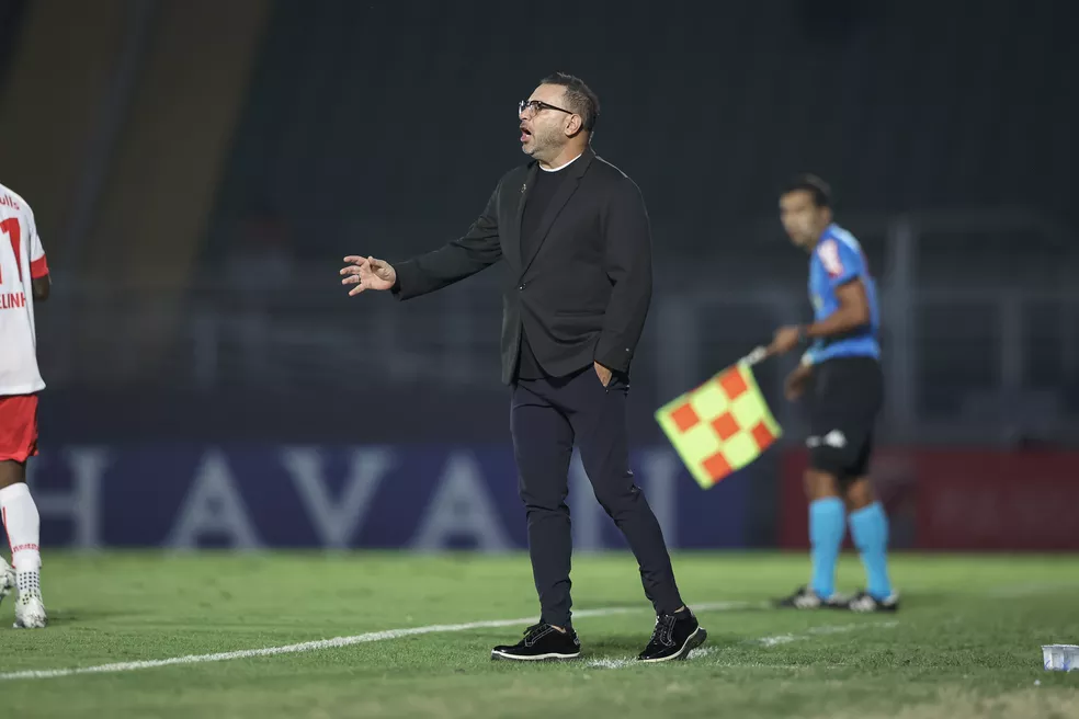 Diretoria do Atlético-MG ignora forte pressão da torcida e banca Antonio Mohamed