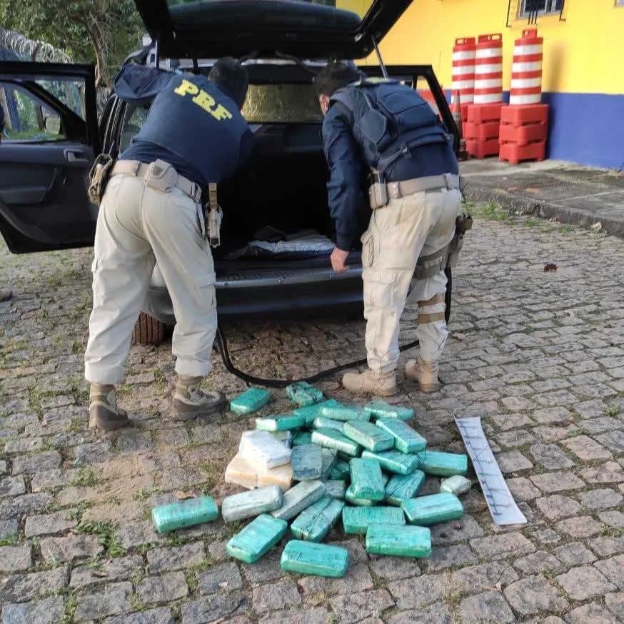 VÍDEO | PRF apreende mais de 50kg de droga que estava escondida em teto de carro em Guarapari