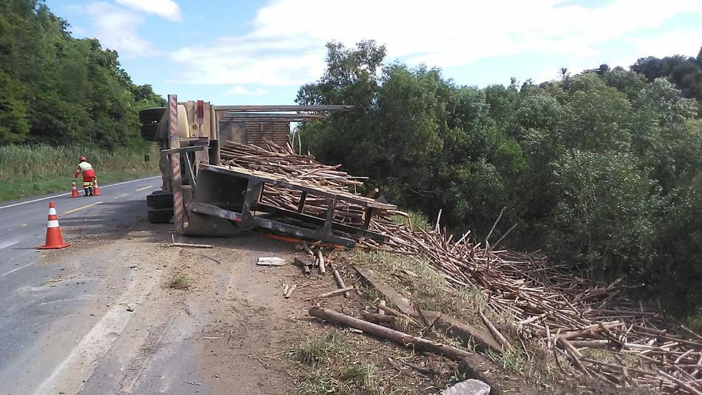 Caminhão tomba e interdita faixa da BR-101, em Pedro Canário