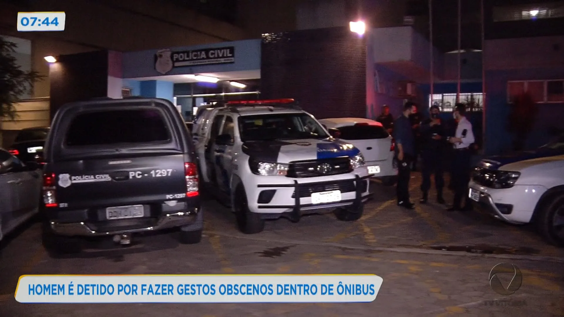 Homem é detido por fazer gestos obscenos dentro de ônibus