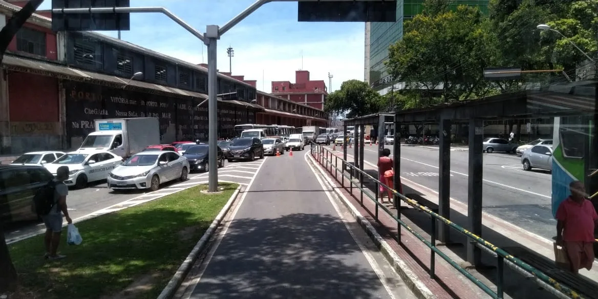 Manifestação de inspetores deixa trânsito complicado no Centro de Vitória