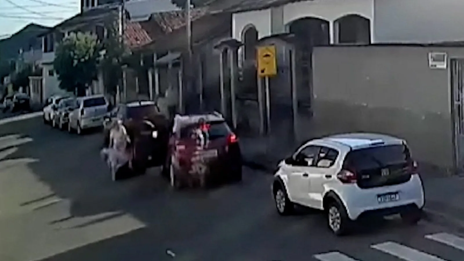 VÍDEO | Idoso é arrancado do carro por ladrões durante assalto na Serra