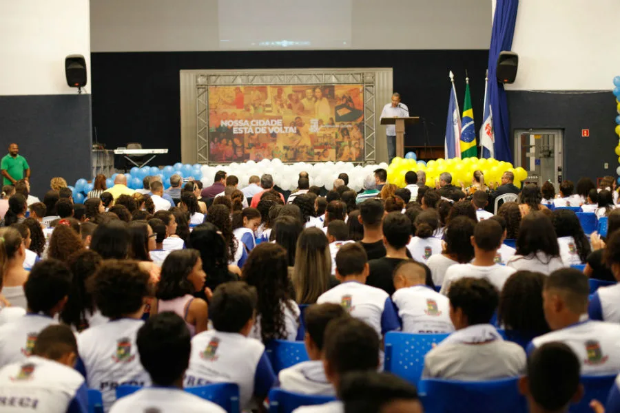 Mais de 700 alunos da rede municipal em Linhares aprendem sobre malefícios das drogas