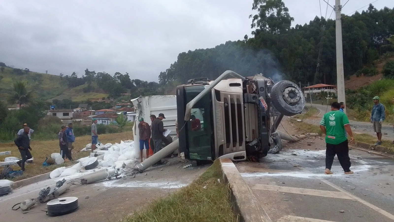 Caminhão bate em postes, em radar e tomba na ES-165 no Sul do Espírito Santo