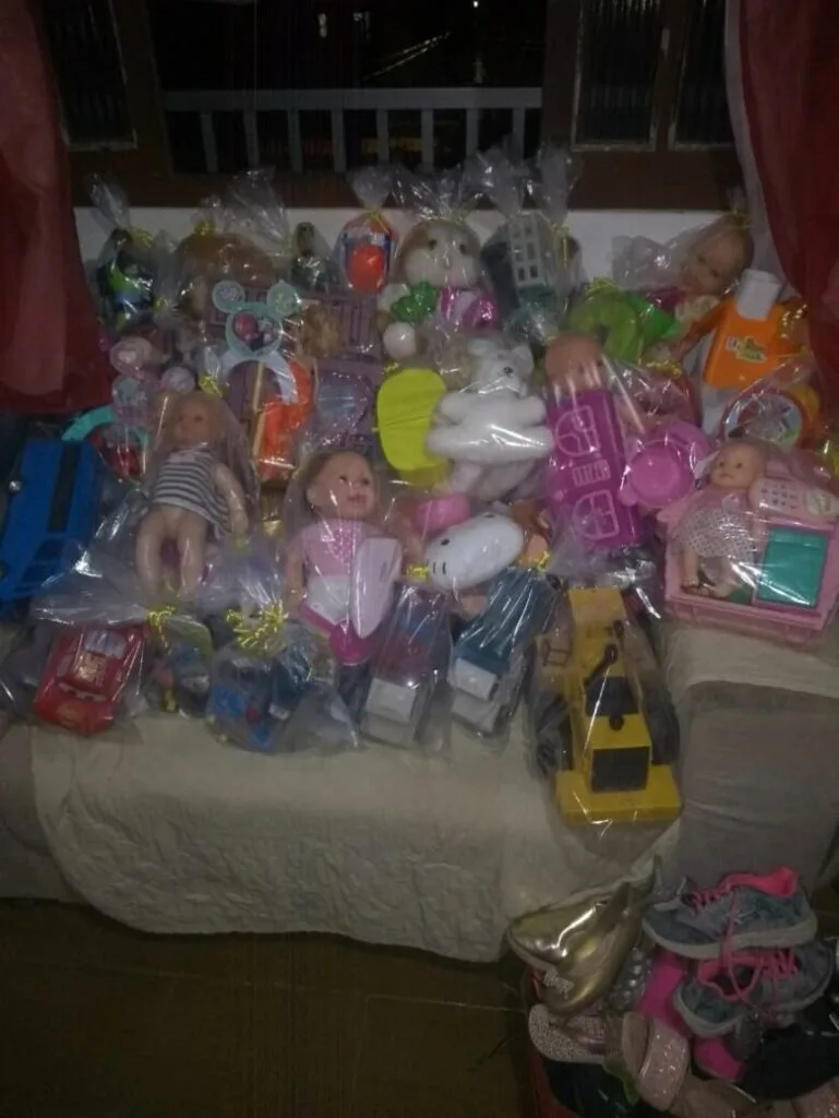 Grupo de voluntários reforma brinquedos para alegrar o Natal de crianças em Guarapari