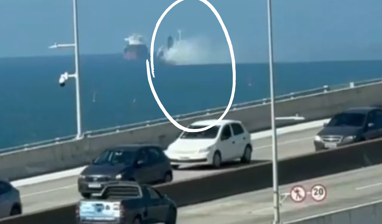 VÍDEO | Nuvem de fumaça toma conta de navio em alto-mar em Vitória