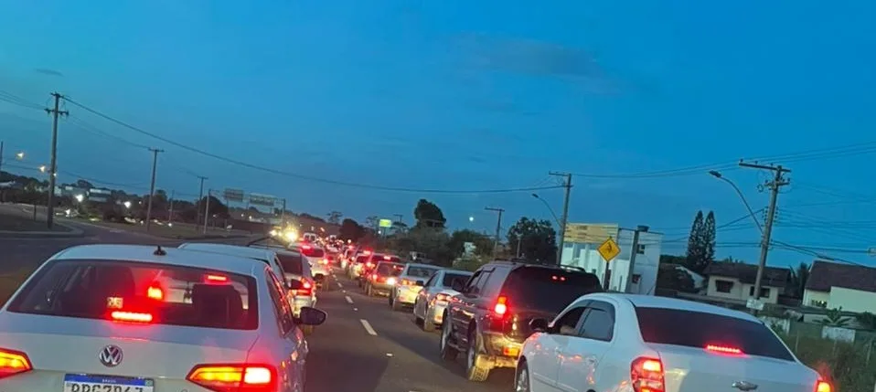 Duas pessoas ficam feridas em acidente envolvendo carro e moto na Rodovia do Sol